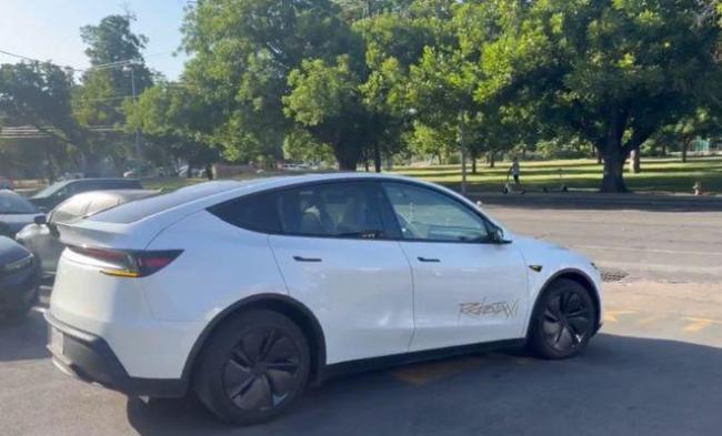 马斯克剧透特斯拉四款AI芯片 自动驾驶新进展