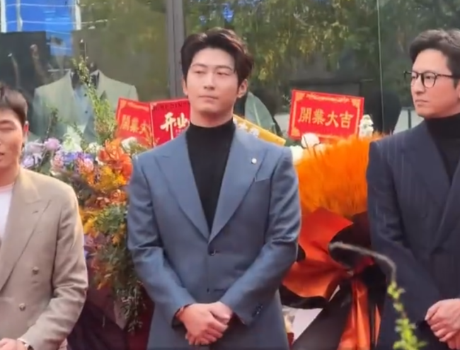 『窦骁』被传婚变后首现身 身戴婚戒参加活动