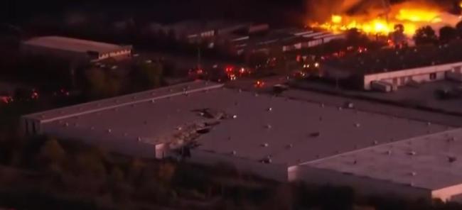 美坠机引发大火形成近1.6公里火带 现场极其危险