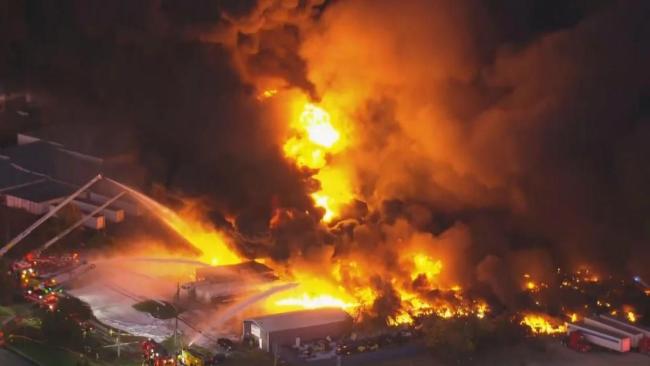 美国飞机坠毁事故已致3死11伤