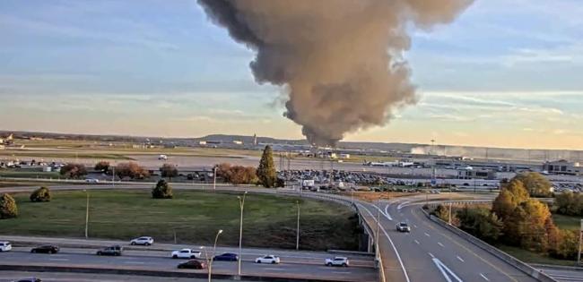 美国一机场发生飞机坠毁事故 紧急救援进行中