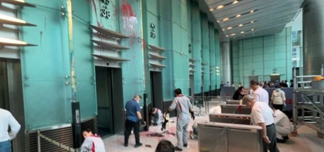 男子求见李嘉诚被拒 在大堂泼红漆 保安受伤事件引发关注