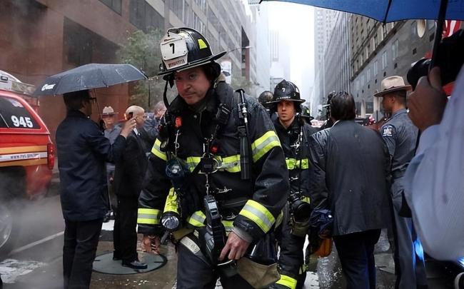 美国一货机坠毁至少7人遇难 现场惨状触目惊心