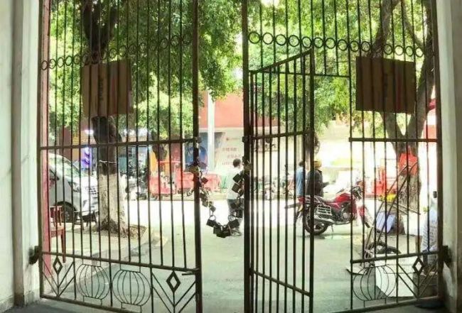 小区大门上29把锁,智慧还是无奈?