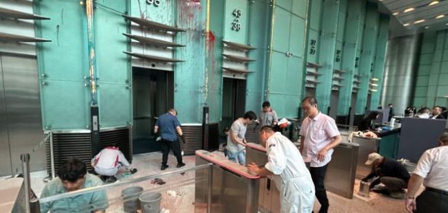 男子求见李嘉诚被拒 在大堂泼红漆 保安受伤事件引发关注