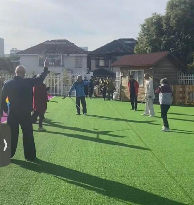 多名老人强占幼儿园操场练剑