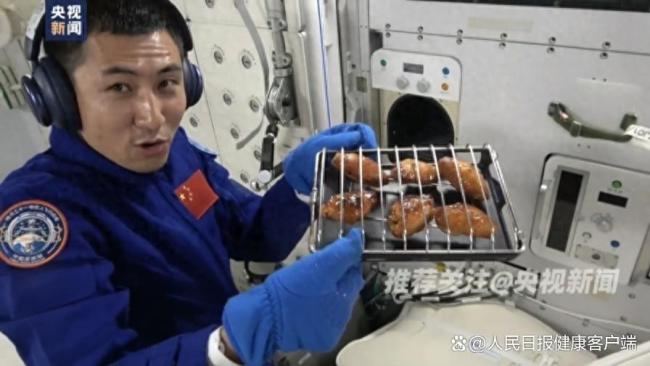 在太空能吃到现烤的牛排南瓜鸡翅 航天员享受热食带来的身心慰藉
