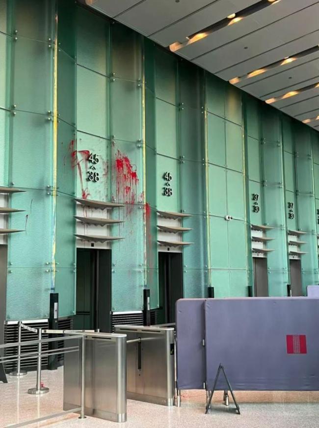 男子求见李嘉诚被拦打伤保安 滋扰者泼油漆袭击