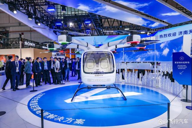 進博會現(xiàn)場體驗飛行汽車 低空經(jīng)濟新突破