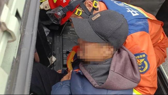 老东谈主遇车祸受伤倒地 消防员进攻协助 危险时分挺身而出