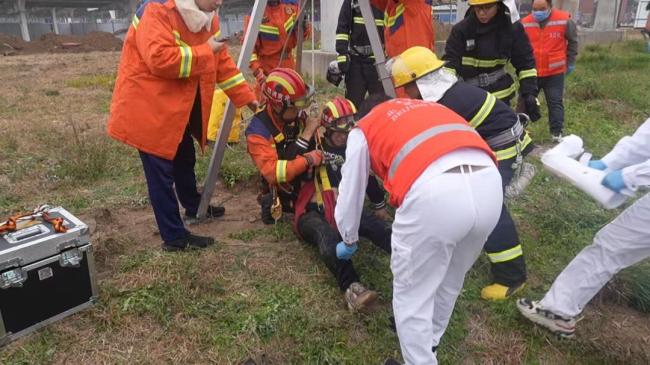惊险!男子不慎坠入废弃井,北京经开区消防紧急救援 成功救出伤者