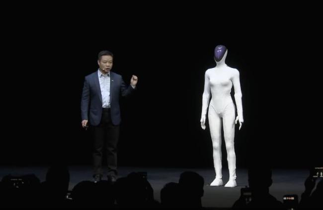 何小鹏再回应机器人里藏真人质疑 现场剪开展示真相