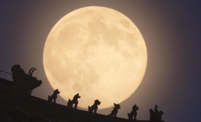 加倍好運！超級月亮與日照金山同框！