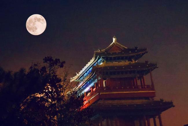 超级月亮爬上来