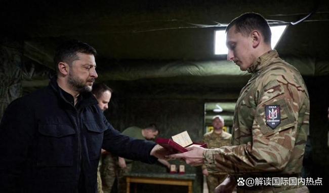 红军城激战正酣 泽连斯基发布视频 称自己亲赴红军城乌军指挥所视察 前线视察背后的焦虑