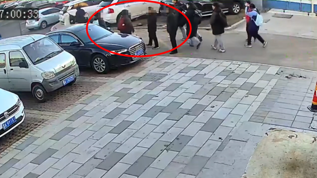 两名老师校外从学生包中搜走零食