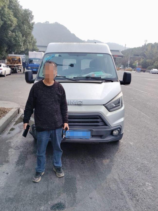 只為200元外快 6座面包車坐了15人 超載隱患大