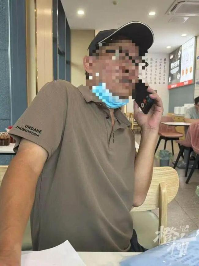 保安和AI对话数月 打印50万字讨说法 一段人机情感错位的旅程