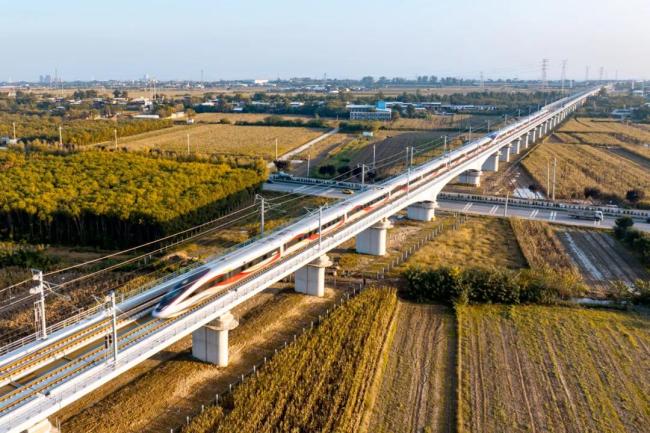 当列车遇上深秋，画面绝美！