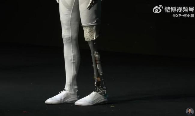 小鹏发布『机器人』️IRON后股价拉升 回应质疑证清白