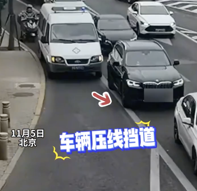 一车辆疑似故意压线阻挡救护车