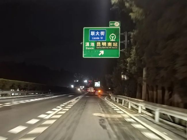 昆明一重要路段上百盏路灯多年不亮,管理方回应 安全隐患待解