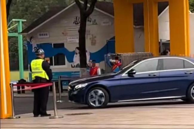小学生校门口敬礼迎车入校 通报 学校回应值周争议