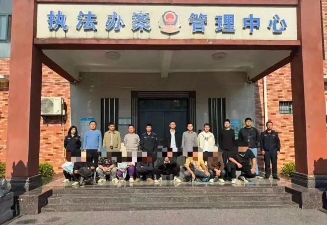 8人组织“坟头赌博” 警方现场抓获30人 山林赌场被一网打尽