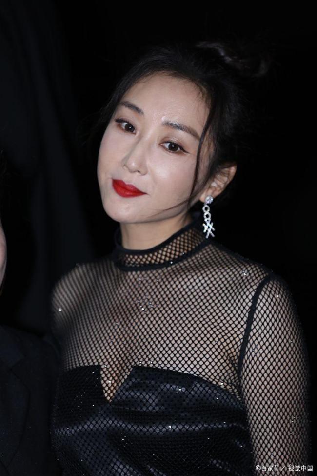 杜若溪被公司告诫和偶像恋爱是灭顶之灾 事业与爱情的抉择引发热议