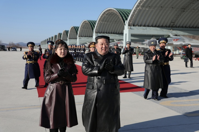 高市早苗咋成了日本带货王 从包到笔引发购买狂潮