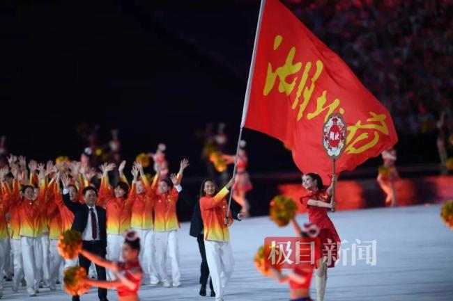 郑钦文担任湖北代表团旗手 网球冠军荣耀引领