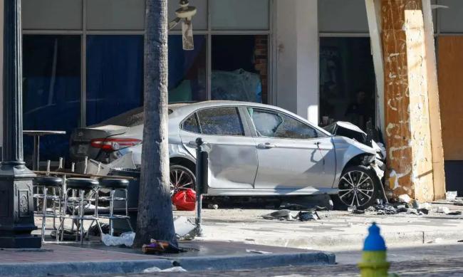 美国佛州发生交通事故 已致4死11伤 非法飙车酿悲剧