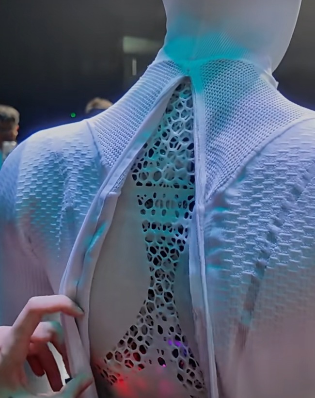 小鹏全新一代机器人问世影响几何 仿生技术引领未来