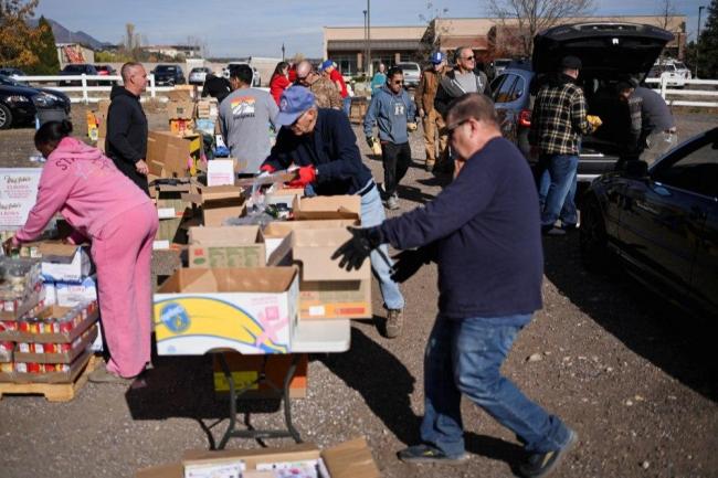 美国政府停摆 特朗普享乐被痛批 民众疾苦加剧