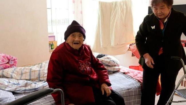 郑州115岁老人：90多还为重孙做棉衣，勤劳传递家的温暖
