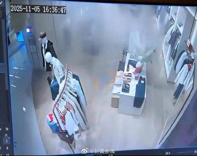 多方回应重庆一女子点燃商场衣服 火灾已妥善处置