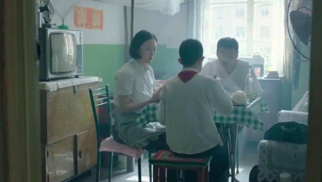 年代剧的墙为什么都是上白下绿 卫生与时代的印记