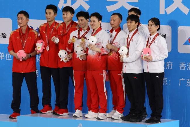 谢思埸担任广东省代表团旗手 奥运冠军再展风采