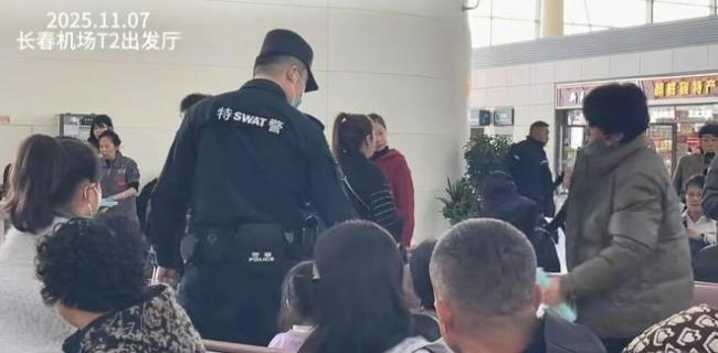 女子用包占座与大爷发生争执 理应让座引发争议