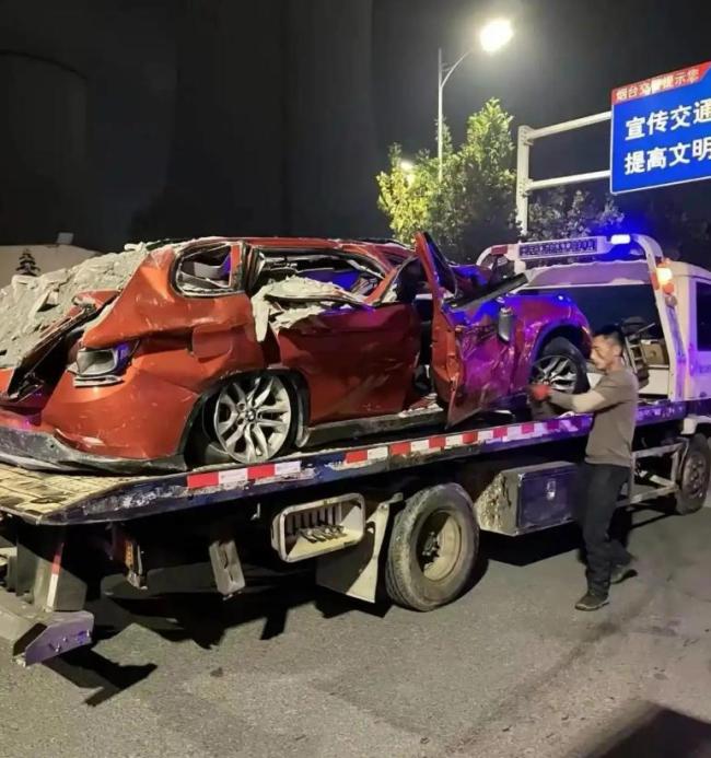 渣土车侧翻压扁轿车致伤亡 悲剧引发安全热议