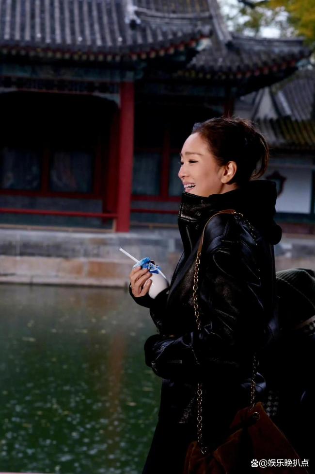 巩俐出席卡地亚晚宴 霸气依旧闪耀现场