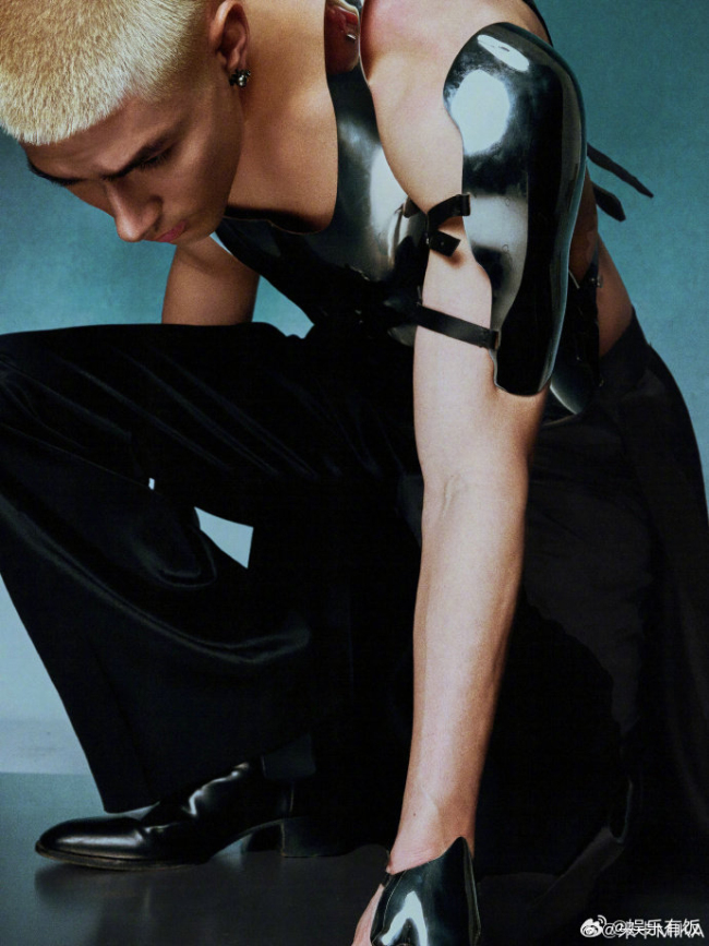 米卡在京东直播说猕猴桃头太冷了 时尚与保暖兼得