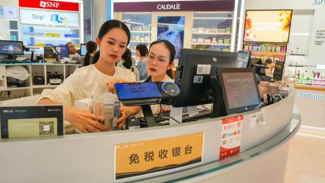 2025年11月1日,海口,cdf海口国际免税城内人头攒动,众多旅客在选购免税商品。