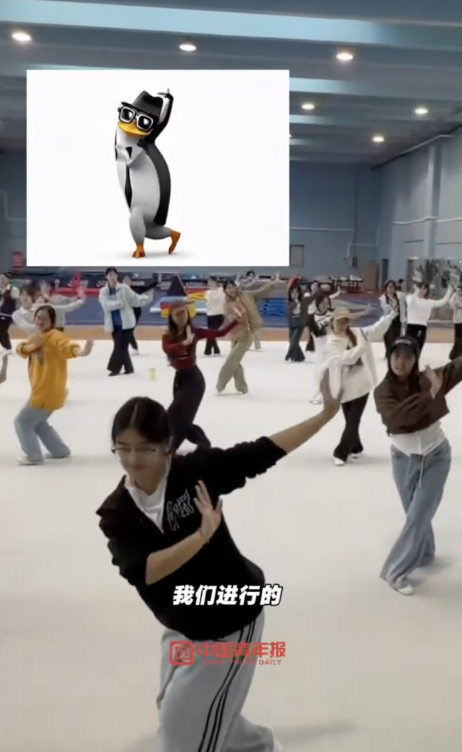 第一批跳企鵝舞的大學(xué)生出現(xiàn)了