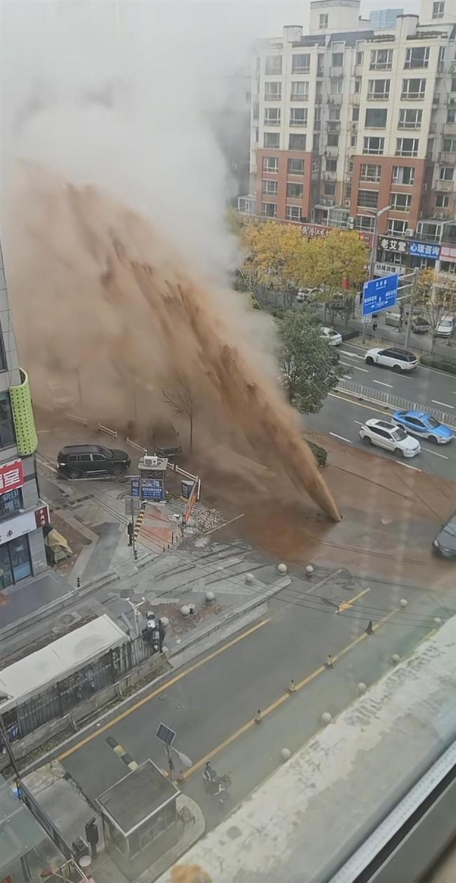 太原一供热管道爆裂喷出10多米高水柱