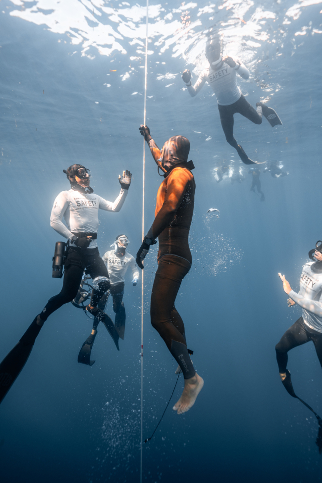 在海下百米感受“活着