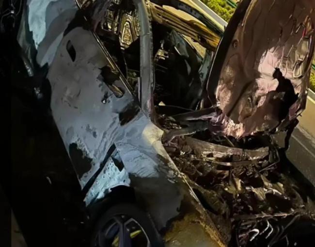 江苏常州路边一辆小米汽车起火 事故后自燃无伤亡