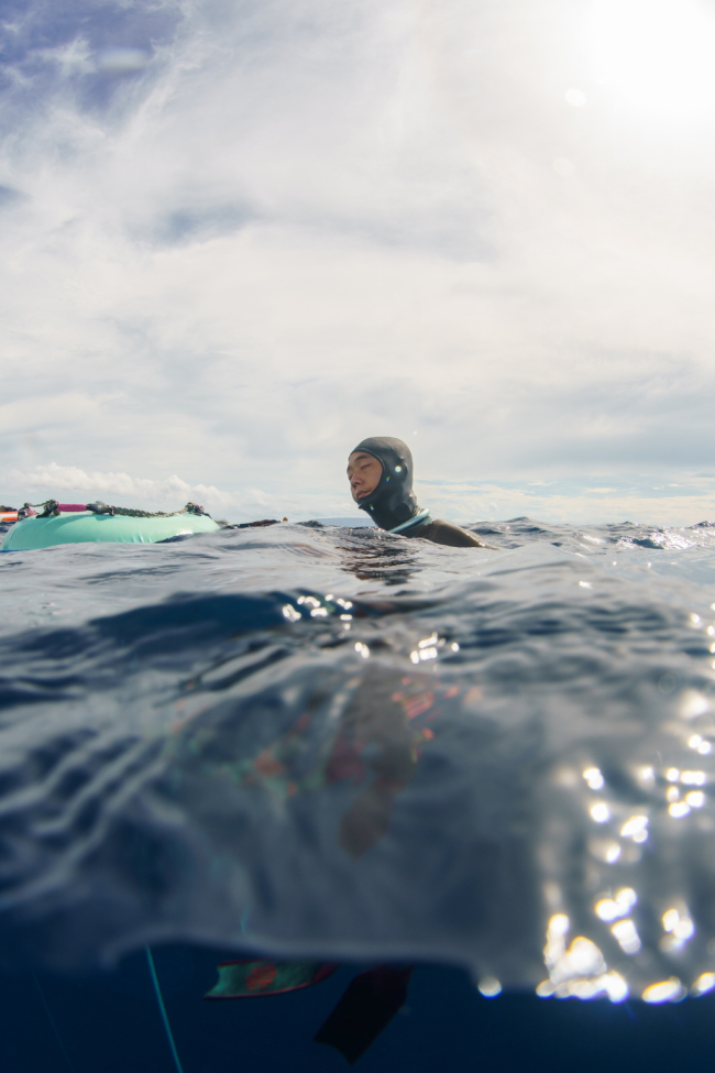 在海下百米感受“活着