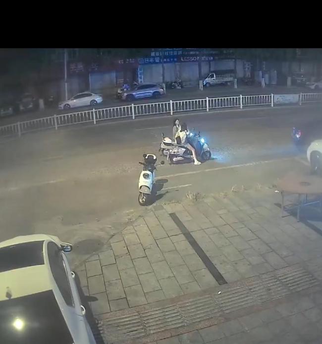 女子马路中间下车被撞飞 司机逃逸 监控记录全程