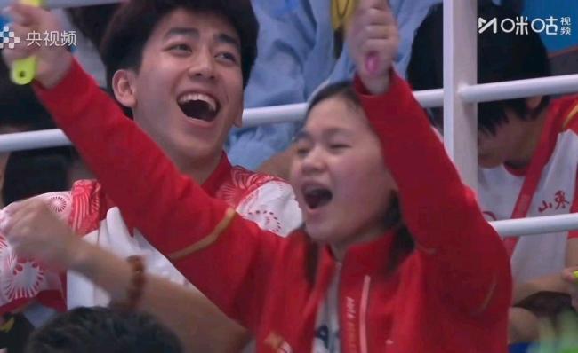 全红婵为撤场工人师傅签名 谦逊善良暖人心